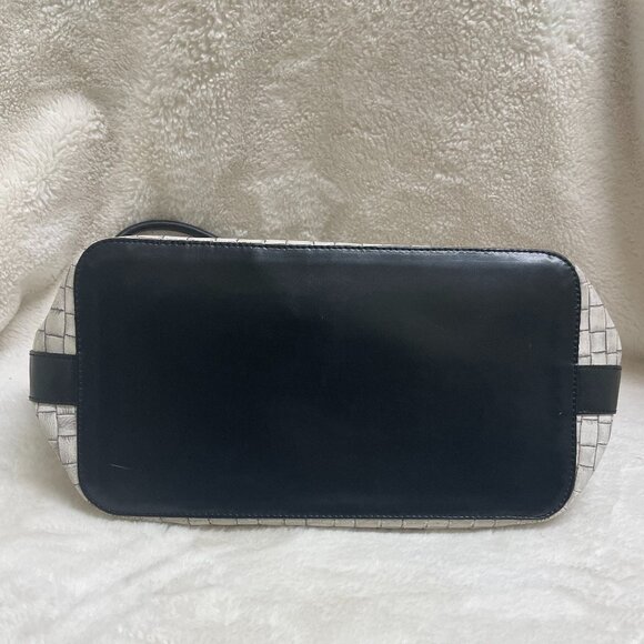 Beautiful, Sophisticated Black/Cream 2-toned Leather Woven Textured Purse by Kem - Picture 6 of 14